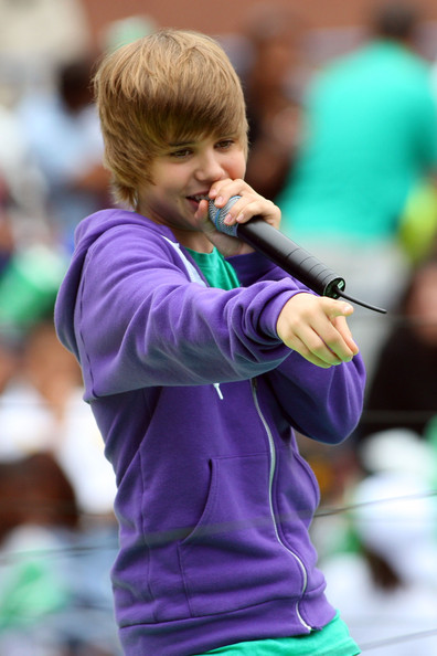 justin bieber little kid. justin bieber girlfriend 2011