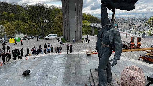 Kiev remove estátuada amizade Rússia-Ucrânia