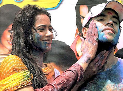 Sameera Reddy celebrating Holi ( In PicS )