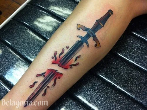 Un tatuaje de espada para mujer