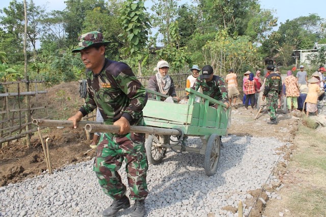 KORAMIL 11 POLOKARTO BANTU WARGA BUAT JALAN PENDEKAT