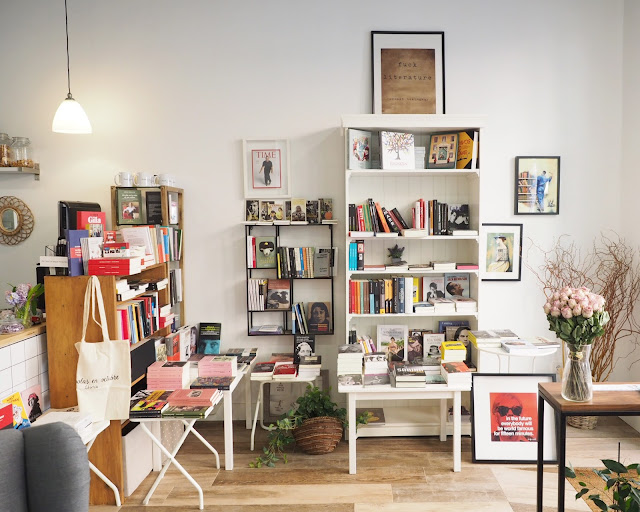 Rincón de la librería Amapolas en octubre con una estantería llena de libros y el mostrador