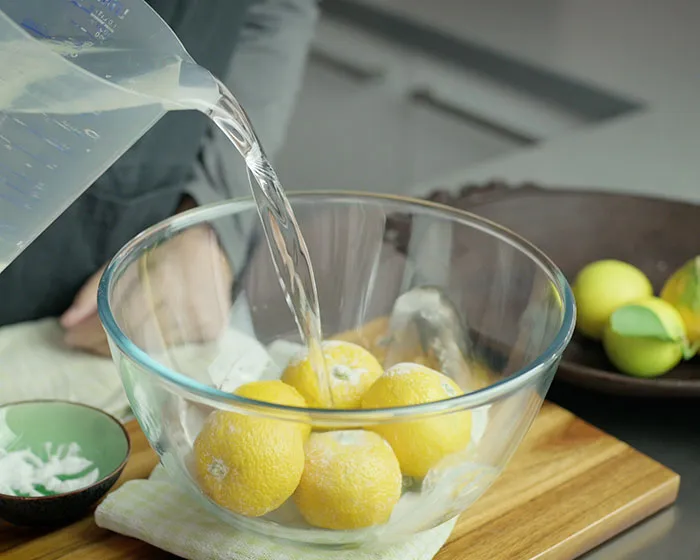 Soak yuzu for 20 minutes.