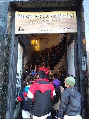 la foto muestra la entrada al museo con los alumnos ingresando