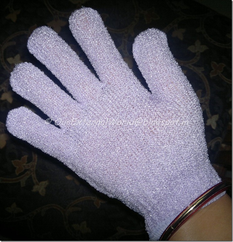 The-Body-Shop-Bath-Gloves-on-the-hand