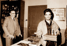 Joaquín Hernández Soler recogiendo el premio a la mejor partida del XVII Obert Sant Andreu 1988