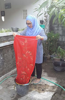 mencelup warna merah