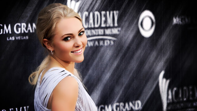 Annasophia Robb Smile HD Wallpaper