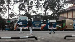 Fenomena Unik Terminal Bus, Cewek Main Bola di Terminal