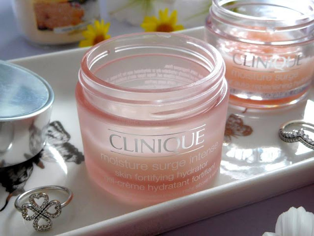 Produk kecantikan Clinique Moisture Surge Intense Skin Fortifying Hydrator.