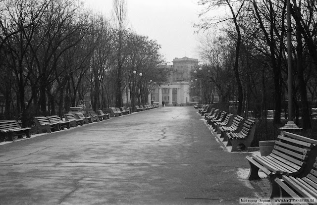 Аллея в парке им. Ленина. Херсон. 1965 год. Фото Пиворовича Виктора Брониславовича. Группа "Старый Херсон"