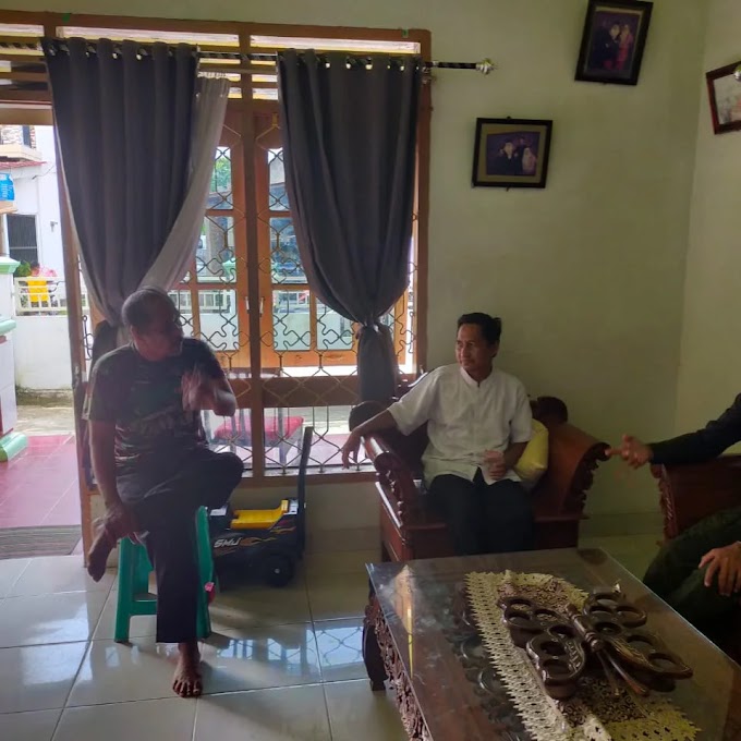 Prabumulih, Jum'at 26 Mei 2023  Lurah Prabu Jaya Sunardi. S. Kep  Mengunjungi Ketua RW 01 yang sedang sakit semoga segera diberikan kesembuhan