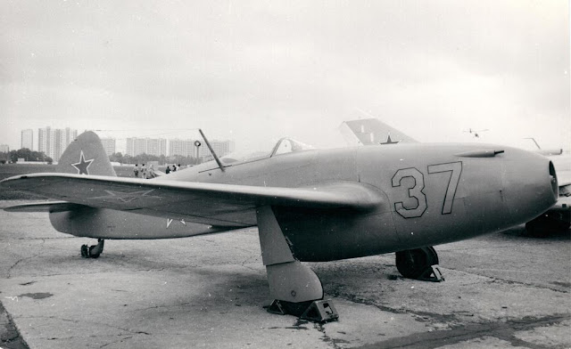 Як-15, первый турбореактивный истребитель ОКБ-115, в серийном исполнении также имел «однокалибернное» вооружение – две пушки НС-23