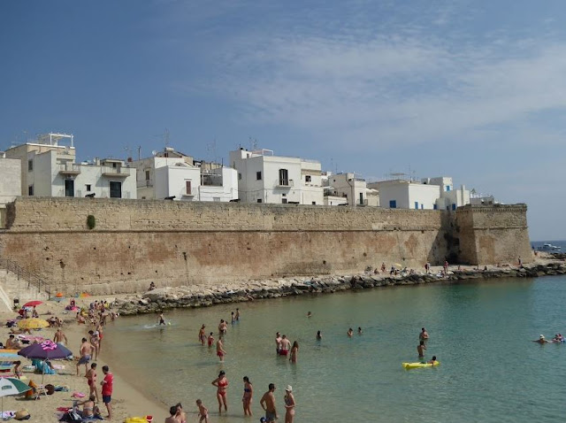 la spiaggia vicino a porta vecchia a Monopoli