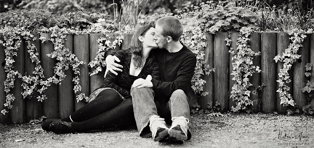 engagement photoshoot kiss