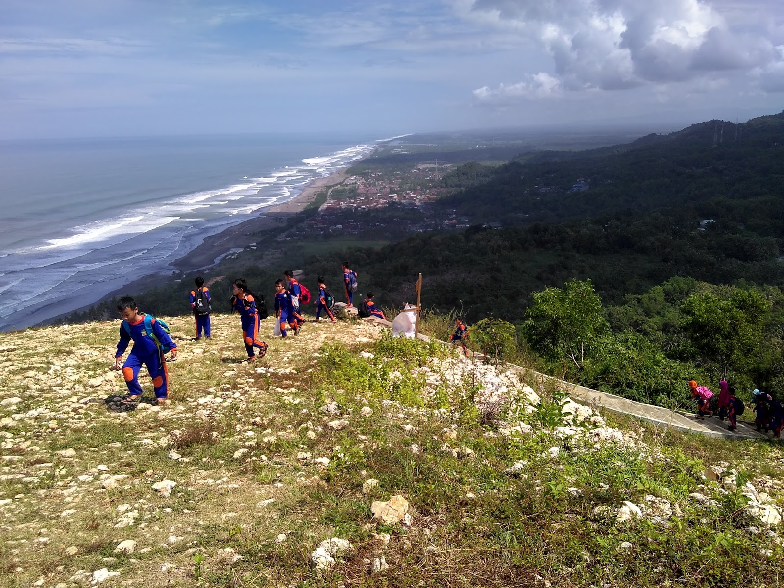 Pantai yang memanjang dari Parangtritis ke barat hingga terlihat paling jauh perbatasan dengan Kulonprogo terlihat jelas Muara sungai Opak yang menuju laut