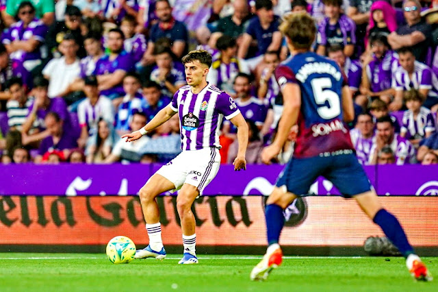 Álvaro Aguado con Mosquera que acude a taparle. REAL VALLADOLID C. F. 3 S. D. HUESCA 0 Domingo 29/05/2022, 20:00 horas. Campeonato de Liga de 2ª División, jornada 42. Valladolid, estadio José Zorrilla: 22.397 espectadores.