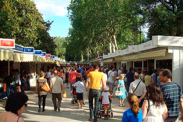 Visitantes acuden a la Feria del Libro.