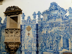 Iglesia de la Santa Cruz, decoración de azulejos