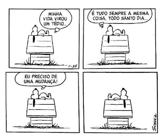 Tira da história em quadrinhos Peanuts, do cartunista Charles Schulz, com as falas em balões. Snoopy é um cãozinho da raça Beagle, com o corpo branco, olhos miúdos pretos, focinho longo arredondado com uma bolinha preta na ponta, orelhas longas pretas e barrigudinho. Ele é extrovertido, vive em um mundo de sonhos e fantasias que aparecem como se fossem realidade quando ele dorme no telhado da sua casinha, instalada no quintal gramado do seu dono, Charlie Brown. É lá, que Snoopy passa a maior parte do tempo. Nessa cena, ele está deitado de perfil, de costas no telhado, as orelhas pendem abaixo, a cabeça está voltada para o lado esquerdo e as patinhas traseiras a direita. Snoopy pensa: Q1- Minha vida virou um tédio... Q2- É tudo sempre a mesma coisa, todo santo dia... Q3- Eu preciso de uma mudança! Q4- Snoopy continua deitado de barriga pra cima e só inverte a posição do corpo.