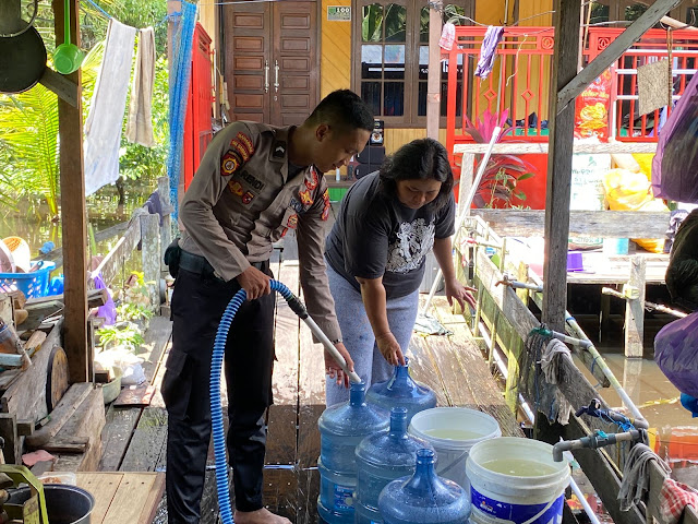 Polres Barito Selatan  Distribusikan 5.000 Liter Air Bersih untuk Masyarakat Terdampak Banjir