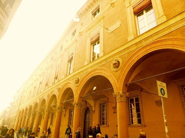 bologna-piazza -santo-stefano-palazzo-bolognini