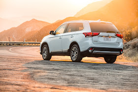 Rear 3/4 view of 2018 Mitsubishi Outlander