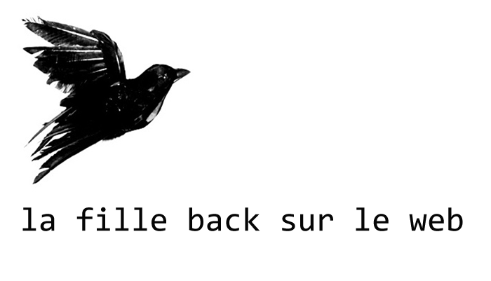 La fille back sur le web