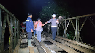 Aksi Polisi di Mamasa Bantu Warga Lewati Jembatan Rusak