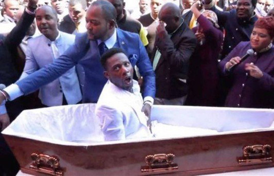 Pastor viraliza ao 'ressuscitar' homem dentro de caixão