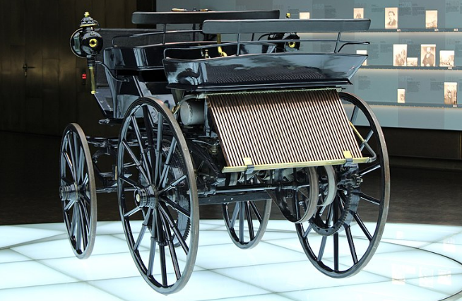 Biografi Gottlieb Daimler - Penemu Sepeda Motor Bermesin Bensin dan Mobil Roda Empat Pertama di Dunia