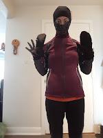 Coureuse à l'intérieur, multicouches, manteau, look ninja, gants, mitaines