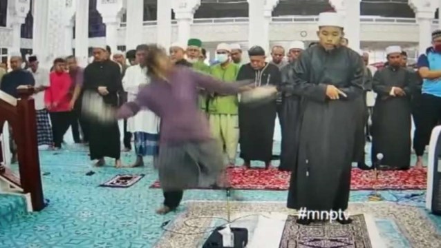 (Video) Imam Shalat Ini Dilempar Sandal Makmum, Gegara Bacakan Ayat Al-Quran Terlalu Panjang?