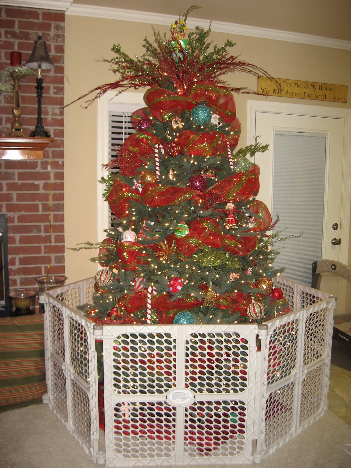 How To Put Deco Mesh On A Christmas Tree | Caroldoey