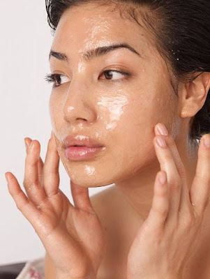 Bí quyết massage mặt bằng vitamin e