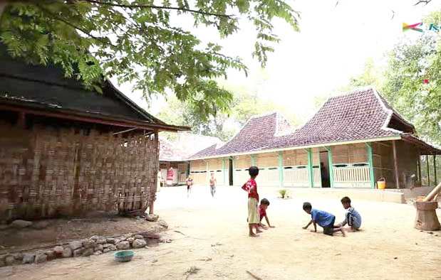 Rumah Tanean Lanjhang Rumah Adat Provinsi Jawa Timur