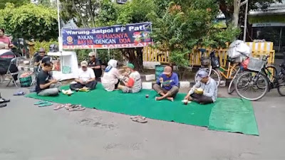 Satpol PP Pati Buka Warung "Jum'at Berkah" Bayar Dengan Do'a