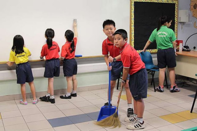 Học sinh Singapore phải tự tay dọn nhà ăn, hành lang trường học