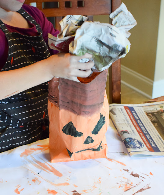 Paper Bag Pumpkins- easy and fun Halloween decor that kids can make.  Leave them plain as a craft for fall, or add a jack-o-lantern face as a Halloween activity.  Fun for preschool, kindergarten, or elementary.