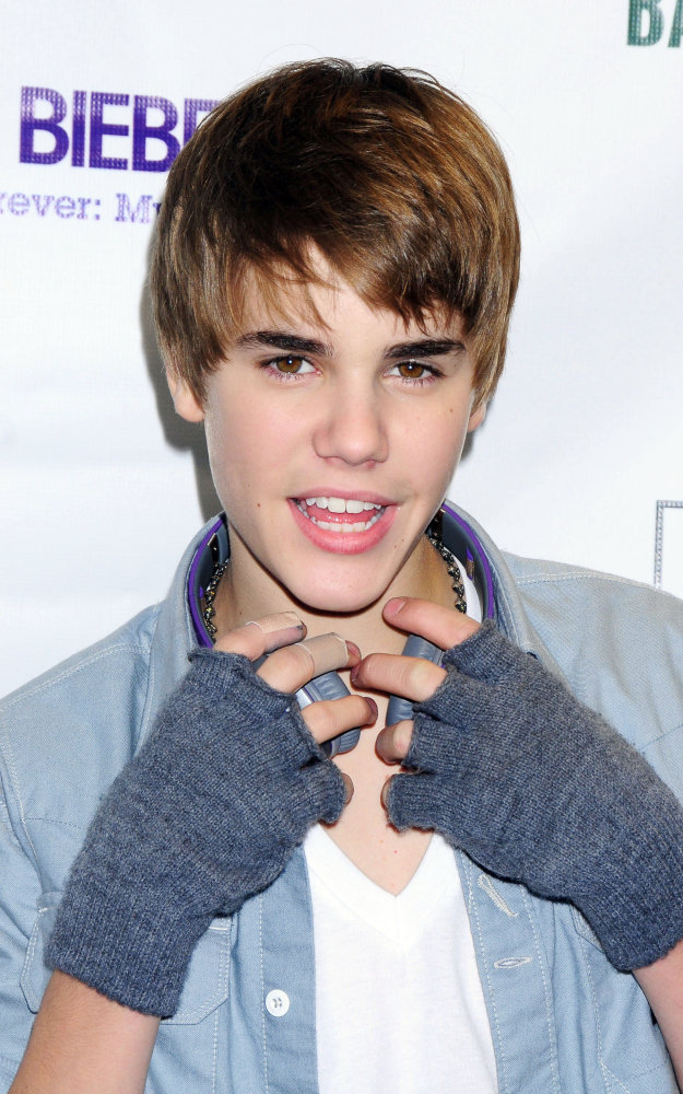 justin bieber with new haircut 2011. justin bieber hairstyle 2011.