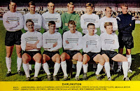 DARLINGTON F. C. Temporada 1967-68. Dennis Fidler, Les O'Neill, Bryan Conlon, Bob Cummings, Harry Kirk. John Peverell, Neville Chapman, Ian Davidson, John Hope, Joseph Jacques, Dan Ratcliffe, Brian Albeson. El Darlington Football Club es un club de fútbol inglés fundado a finales del siglo XIX con sede en la ciudad de Darlington, condado de Durham y que actualmente juega en la National League North. Su temporada de más éxito en la League Cup fue la 1967-68 en la que fue eliminado en cuartos de final por el Derby County de Brian Clough