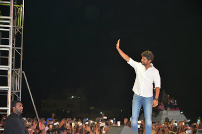 Tollywood-Hero-Nani-Handling-Warangal-Crowd-At-MCA-Pre-Release-Event-Andhra-Talkies-Telugu.