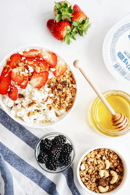 Avena, yogurt, frutas y miel. Ideas de desayunos saludables.