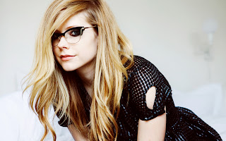 Avril Lavigne with Half Eye Rim Frame Model Glasses HD Wallpaper