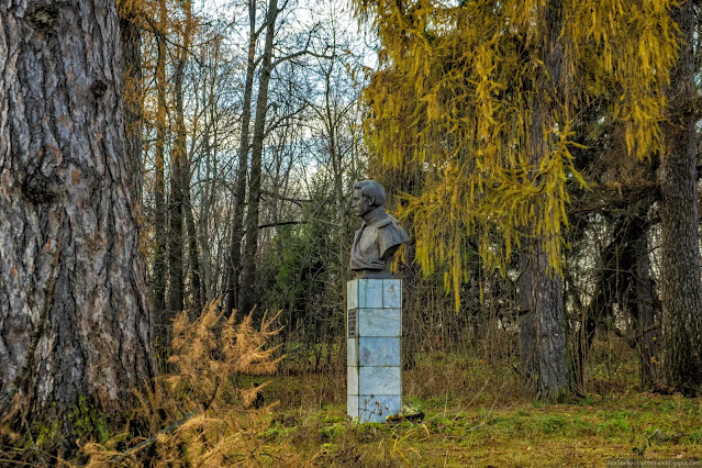 Памятник среди леса