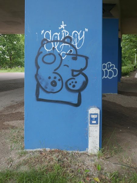 Aanwijsplaatje voor pilaar met graffiti