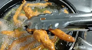 Deep frying chicken koliwada in oil