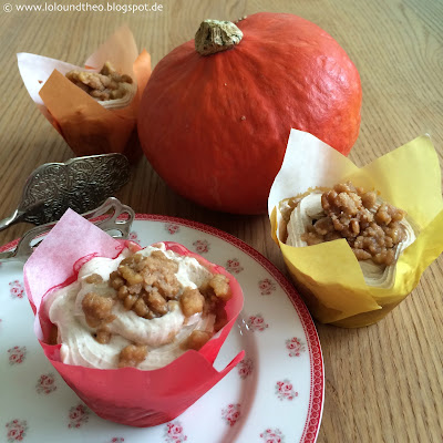 Pumpkin cupcakes with cinnamon frosting on greengate plate