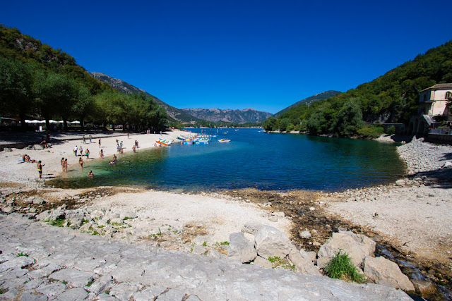 Lago di Scanno a forma di cuore dal basso-Zona balneabile