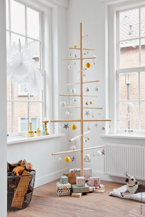 http://blog.jelanieshop.com/interior/a-beautiful-christmas-home-by-dutch-stylist/